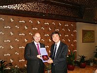 Prof. Joseph Sung (right), Vice-Chancellor Designate of CUHK presents a souvenir to Prof. Nick Miles (left), Provost and CEO of Nottingham University Ningbo.